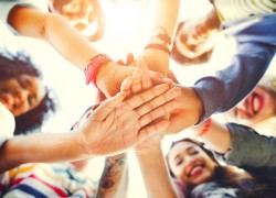 Schweizer Unternehmen unterstützt jugendliche Changemaker bei Gründung von alternativer Blockchain Schule